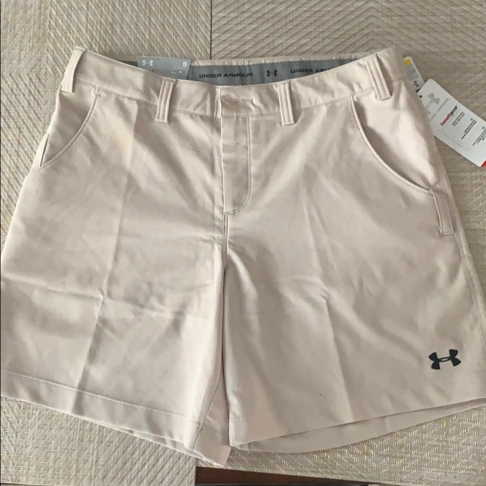 MWT💥 Under Armour cream loose fit shorts